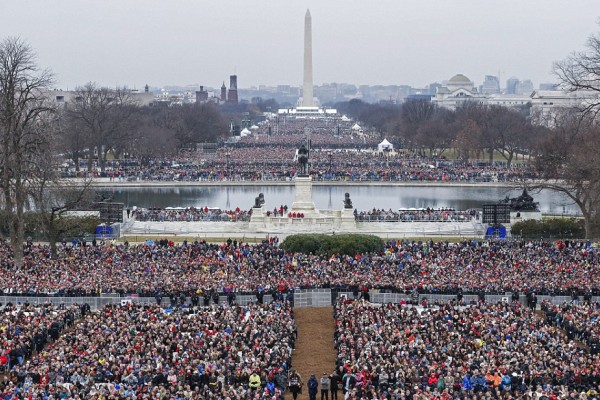 ވޮޝިންގްޓަން: ޖެނުއަރީ 22، 2017: އެމެރިކާގެ 45ވަަނަ ރައީސް ޑޮނާލްޑް ޓްރަމްޕް ރައީސް ކަމުގެ ހުވާ ކުރެެއްވުމާ ގުޅިގެން އެެމެރިކާގެ ވޮށިންގްޓަން ސިޓީގައި މުޒާހަރާ ކުރަނީ، މިމުޒާހަރާތަކުގައި މިހާތަނައް 23