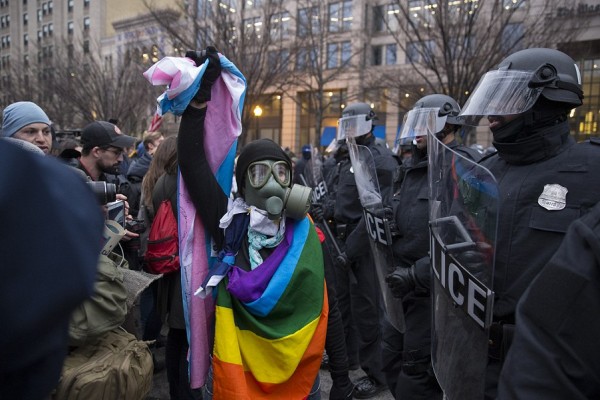 ވޮޝިންގްޓަން: ޖެނުއަރީ 22، 2017: އެމެރިކާގެ 45ވަަނަ ރައީސް ޑޮނާލްޑް ޓްރަމްޕް ރައީސް ކަމުގެ ހުވާ ކުރެެއްވުމާ ގުޅިގެން އެެމެރިކާގެ ވޮށިންގްޓަން ސިޓީގައި މުޒާހަރާ ކުރަނީ، މިމުޒާހަރާތަކުގައި މިހާތަނައް 23