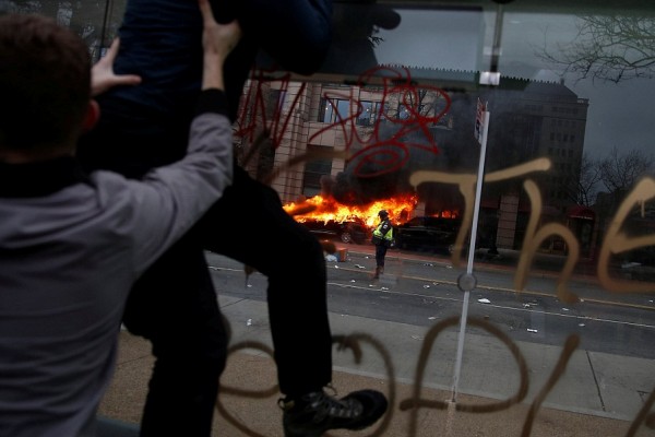 ވޮޝިންގްޓަން: ޖެނުއަރީ 22، 2017: އެމެރިކާގެ 45ވަަނަ ރައީސް ޑޮނާލްޑް ޓްރަމްޕް ރައީސް ކަމުގެ ހުވާ ކުރެެއްވުމާ ގުޅިގެން އެެމެރިކާގެ ވޮށިންގްޓަން ސިޓީގައި މުޒާހަރާ ކުރަނީ، މިމުޒާހަރާތަކުގައި މިހާތަނައް 23