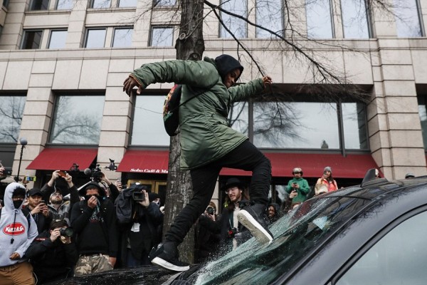 ވޮޝިންގްޓަން: ޖެނުއަރީ 22، 2017: އެމެރިކާގެ 45ވަަނަ ރައީސް ޑޮނާލްޑް ޓްރަމްޕް ރައީސް ކަމުގެ ހުވާ ކުރެެއްވުމާ ގުޅިގެން އެެމެރިކާގެ ވޮށިންގްޓަން ސިޓީގައި މުޒާހަރާ ކުރަނީ، މިމުޒާހަރާތަކުގައި މިހާތަނައް 23