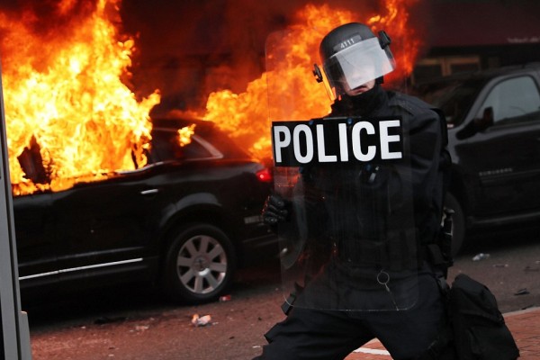 ވޮޝިންގްޓަން: ޖެނުއަރީ 22، 2017: އެމެރިކާގެ 45ވަަނަ ރައީސް ޑޮނާލްޑް ޓްރަމްޕް ރައީސް ކަމުގެ ހުވާ ކުރެެއްވުމާ ގުޅިގެން އެެމެރިކާގެ ވޮށިންގްޓަން ސިޓީގައި މުޒާހަރާ ކުރަނީ، މިމުޒާހަރާތަކުގައި މިހާތަނައް 23