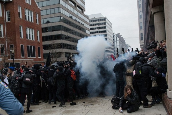 ވޮޝިންގްޓަން: ޖެނުއަރީ 22، 2017: އެމެރިކާގެ 45ވަަނަ ރައީސް ޑޮނާލްޑް ޓްރަމްޕް ރައީސް ކަމުގެ ހުވާ ކުރެެއްވުމާ ގުޅިގެން އެެމެރިކާގެ ވޮށިންގްޓަން ސިޓީގައި މުޒާހަރާ ކުރަނީ، މިމުޒާހަރާތަކުގައި މިހާތަނައް 23