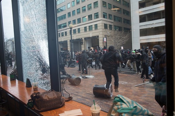 ވޮޝިންގްޓަން: ޖެނުއަރީ 22، 2017: އެމެރިކާގެ 45ވަަނަ ރައީސް ޑޮނާލްޑް ޓްރަމްޕް ރައީސް ކަމުގެ ހުވާ ކުރެެއްވުމާ ގުޅިގެން އެެމެރިކާގެ ވޮށިންގްޓަން ސިޓީގައި މުޒާހަރާ ކުރަނީ، މިމުޒާހަރާތަކުގައި މިހާތަނައް 23