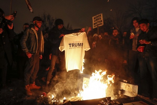 ވޮޝިންގްޓަން: ޖެނުއަރީ 22، 2017: އެމެރިކާގެ 45ވަަނަ ރައީސް ޑޮނާލްޑް ޓްރަމްޕް ރައީސް ކަމުގެ ހުވާ ކުރެެއްވުމާ ގުޅިގެން އެެމެރިކާގެ ވޮށިންގްޓަން ސިޓީގައި މުޒާހަރާ ކުރަނީ، މިމުޒާހަރާތަކުގައި މިހާތަނައް 23