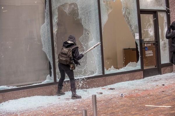 ވޮޝިންގްޓަން: ޖެނުއަރީ 22، 2017: އެމެރިކާގެ 45ވަަނަ ރައީސް ޑޮނާލްޑް ޓްރަމްޕް ރައީސް ކަމުގެ ހުވާ ކުރެެއްވުމާ ގުޅިގެން އެެމެރިކާގެ ވޮށިންގްޓަން ސިޓީގައި މުޒާހަރާ ކުރަނީ، މިމުޒާހަރާތަކުގައި މިހާތަނައް 23