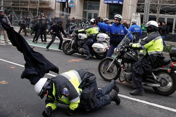 ވޮޝިންގްޓަން: ޖެނުއަރީ 22، 2017: އެމެރިކާގެ 45ވަަނަ ރައީސް ޑޮނާލްޑް ޓްރަމްޕް ރައީސް ކަމުގެ ހުވާ ކުރެެއްވުމާ ގުޅިގެން އެެމެރިކާގެ ވޮށިންގްޓަން ސިޓީގައި މުޒާހަރާ ކުރަނީ، މިމުޒާހަރާތަކުގައި މިހާތަނައް 23