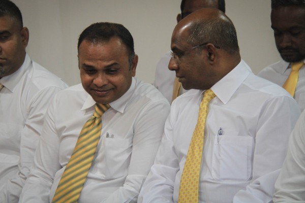 މާލެ: ޖެނުއަރީ 22، 2017:މިރޭ މާބްލްގައި ބޭއްވި އެމްޑީޕީ ގައުމީ މަޖިލީހުގެ 149 ވަނަ ޖަލްސާ. މި ޖަލްސާގަައި އެމްޑީޕީ އިސްތިއުނާފު މަޖިލީހަށް 9 މެމްބަރުން އައްޔަންކޮއްފައިވޭ، މީގެ އިތުރުން ލޯކަލް ކައުންސ