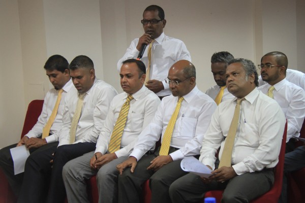 މާލެ: ޖެނުއަރީ 22، 2017:މިރޭ މާބްލްގައި ބޭއްވި އެމްޑީޕީ ގައުމީ މަޖިލީހުގެ 149 ވަނަ ޖަލްސާ. މި ޖަލްސާގަައި އެމްޑީޕީ އިސްތިއުނާފު މަޖިލީހަށް 9 މެމްބަރުން އައްޔަންކޮއްފައިވޭ، މީގެ އިތުރުން ލޯކަލް ކައުންސ