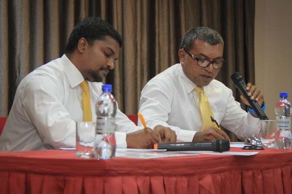 މާލެ: ޖެނުއަރީ 22، 2017:މިރޭ މާބްލްގައި ބޭއްވި އެމްޑީޕީ ގައުމީ މަޖިލީހުގެ 149 ވަނަ ޖަލްސާ. މި ޖަލްސާގަައި އެމްޑީޕީ އިސްތިއުނާފު މަޖިލީހަށް 9 މެމްބަރުން އައްޔަންކޮއްފައިވޭ، މީގެ އިތުރުން ލޯކަލް ކައުންސ