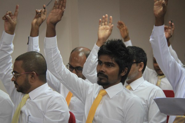 މާލެ: ޖެނުއަރީ 22، 2017:މިރޭ މާބްލްގައި ބޭއްވި އެމްޑީޕީ ގައުމީ މަޖިލީހުގެ 149 ވަނަ ޖަލްސާ. މި ޖަލްސާގަައި އެމްޑީޕީ އިސްތިއުނާފު މަޖިލީހަށް 9 މެމްބަރުން އައްޔަންކޮއްފައިވޭ، މީގެ އިތުރުން ލޯކަލް ކައުންސ