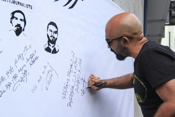 މާލެ: ޖެނުއަރީ 23، 2017:ރާައްޖެ ޓީވީގެ ނޫސްވެރިންނަށް ނުހައްގުން އަދަބު ނުދިނުމައް ގޮވާލާ ފެށި ފާރުގައި ލިޔުމައް ފެށި ހަރަކާތް .-- ފޮޓޯ: މުހައްމަދު ޝާރުހާން/ ރާއްޖެ އެމްވީ