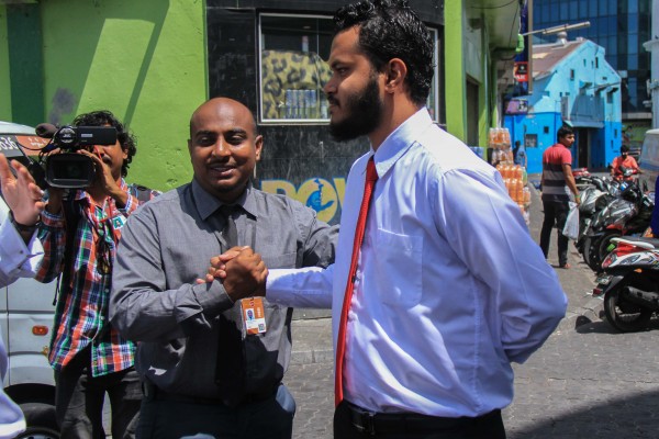 މާލެ: ޖެނުއަރީ 24، 2017:ރާއްޖެ ޓީވީގެ ދެ ނޫސްވެރިން ކަމަށްވާ މުހައްމަދު ވިސާމާއި ލީވާން އަލީ ނާސިރަށްހުކުމް ކުރިއިރު ކޯޓް ސަރަހައްދަށް މީހުންއެެެއްވެފައި.ކްރިމިނަލް ކޯޓް އިންވަނީ ލީވާން އަދި ވިސާމްގެ 