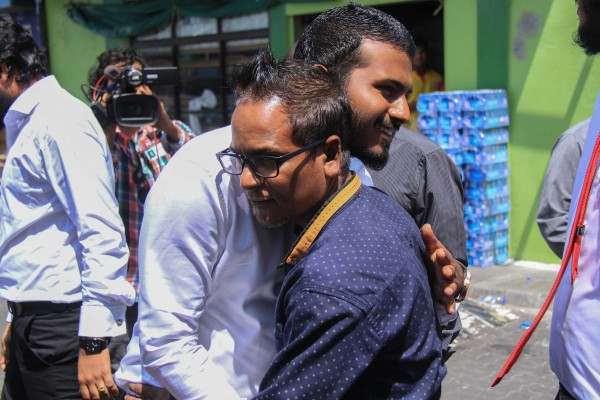 މާލެ: ޖެނުއަރީ 24، 2017:ރާއްޖެ ޓީވީގެ ދެ ނޫސްވެރިން ކަމަށްވާ މުހައްމަދު ވިސާމާއި ލީވާން އަލީ ނާސިރަށްހުކުމް ކުރިއިރު ކޯޓް ސަރަހައްދަށް މީހުންއެެެއްވެފައި.ކްރިމިނަލް ކޯޓް އިންވަނީ ލީވާން އަދި ވިސާމްގެ 