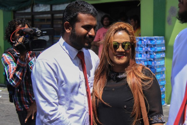 މާލެ: ޖެނުއަރީ 24، 2017:ރާއްޖެ ޓީވީގެ ދެ ނޫސްވެރިން ކަމަށްވާ މުހައްމަދު ވިސާމާއި ލީވާން އަލީ ނާސިރަށްހުކުމް ކުރިއިރު ކޯޓް ސަރަހައްދަށް މީހުންއެެެއްވެފައި.ކްރިމިނަލް ކޯޓް އިންވަނީ ލީވާން އަދި ވިސާމްގެ 