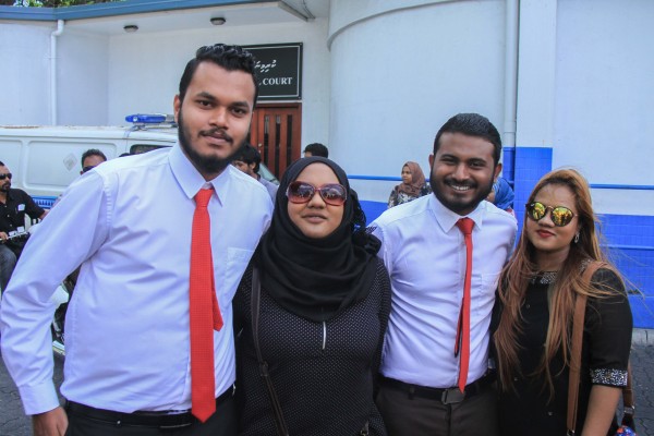 މާލެ: ޖެނުއަރީ 24، 2017:ރާއްޖެ ޓީވީގެ ދެ ނޫސްވެރިން ކަމަށްވާ މުހައްމަދު ވިސާމާއި ލީވާން އަލީ ނާސިރަށްހުކުމް ކުރިއިރު ކޯޓް ސަރަހައްދަށް މީހުންއެެެއްވެފައި.ކްރިމިނަލް ކޯޓް އިންވަނީ ލީވާން އަދި ވިސާމްގެ 