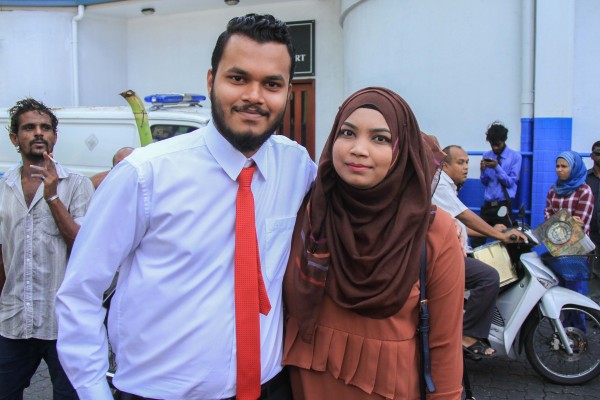 މާލެ: ޖެނުއަރީ 24، 2017:ރާއްޖެ ޓީވީގެ ދެ ނޫސްވެރިން ކަމަށްވާ މުހައްމަދު ވިސާމާއި ލީވާން އަލީ ނާސިރަށްހުކުމް ކުރިއިރު ކޯޓް ސަރަހައްދަށް މީހުންއެެެއްވެފައި.ކްރިމިނަލް ކޯޓް އިންވަނީ ލީވާން އަދި ވިސާމްގެ 