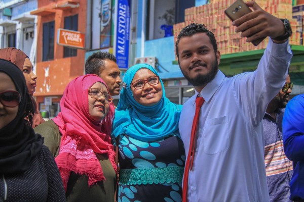 މާލެ: ޖެނުއަރީ 24، 2017:ރާއްޖެ ޓީވީގެ ދެ ނޫސްވެރިން ކަމަށްވާ މުހައްމަދު ވިސާމާއި ލީވާން އަލީ ނާސިރަށްހުކުމް ކުރިއިރު ކޯޓް ސަރަހައްދަށް މީހުންއެެެއްވެފައި.ކްރިމިނަލް ކޯޓް އިންވަނީ ލީވާން އަދި ވިސާމްގެ 