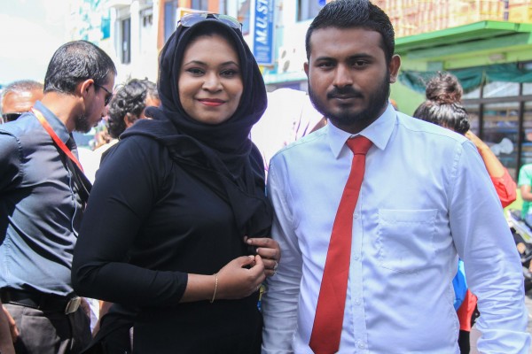 މާލެ: ޖެނުއަރީ 24، 2017:ރާއްޖެ ޓީވީގެ ދެ ނޫސްވެރިން ކަމަށްވާ މުހައްމަދު ވިސާމާއި ލީވާން އަލީ ނާސިރަށްހުކުމް ކުރިއިރު ކޯޓް ސަރަހައްދަށް މީހުންއެެެއްވެފައި.ކްރިމިނަލް ކޯޓް އިންވަނީ ލީވާން އަދި ވިސާމްގެ 