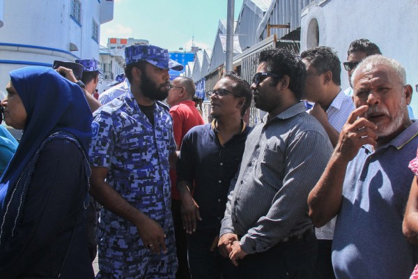 މާލެ: ޖެނުއަރީ 24، 2017:ރާއްޖެ ޓީވީގެ ދެ ނޫސްވެރިން ކަމަށްވާ މުހައްމަދު ވިސާމާއި ލީވާން އަލީ ނާސިރަށްހުކުމް ކުރިއިރު ކޯޓް ސަރަހައްދަށް މީހުންއެެެއްވެފައި.ކްރިމިނަލް ކޯޓް އިންވަނީ ލީވާން އަދި ވިސާމްގެ 