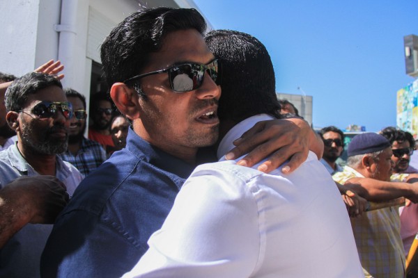 މާލެ: ޖެނުއަރީ 24، 2017:ރާއްޖެ ޓީވީގެ ދެ ނޫސްވެރިން ކަމަށްވާ މުހައްމަދު ވިސާމާއި ލީވާން އަލީ ނާސިރަށްހުކުމް ކުރިއިރު ކޯޓް ސަރަހައްދަށް މީހުންއެެެއްވެފައި.ކްރިމިނަލް ކޯޓް އިންވަނީ ލީވާން އަދި ވިސާމްގެ 