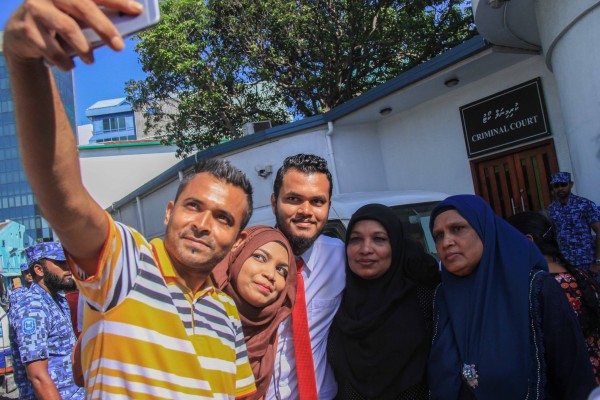 މާލެ: ޖެނުއަރީ 24، 2017:ރާއްޖެ ޓީވީގެ ދެ ނޫސްވެރިން ކަމަށްވާ މުހައްމަދު ވިސާމާއި ލީވާން އަލީ ނާސިރަށްހުކުމް ކުރިއިރު ކޯޓް ސަރަހައްދަށް މީހުންއެެެއްވެފައި.ކްރިމިނަލް ކޯޓް އިންވަނީ ލީވާން އަދި ވިސާމްގެ 