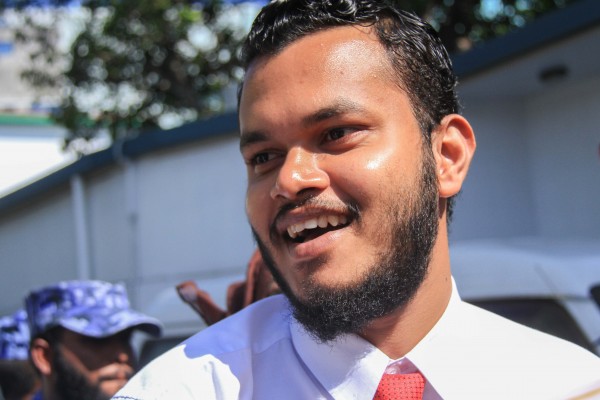 މާލެ: ޖެނުއަރީ 24، 2017:ރާއްޖެ ޓީވީގެ ދެ ނޫސްވެރިން ކަމަށްވާ މުހައްމަދު ވިސާމާއި ލީވާން އަލީ ނާސިރަށްހުކުމް ކުރިއިރު ކޯޓް ސަރަހައްދަށް މީހުންއެެެއްވެފައި.ކްރިމިނަލް ކޯޓް އިންވަނީ ލީވާން އަދި ވިސާމްގެ 