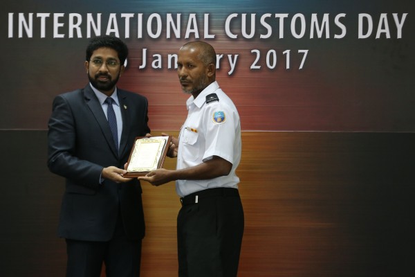 މާލެ: ޖެނުއަރީ 26، 2017:އަސިކުޑާ ވޯލްޑް އިފްތިތާހް ކުރުމާއި ބައިނަލަގްވާމީ ކަސްޓަމްސް ދުވަސް ފާހަގަ ކުރުމައް ބޭއްވި ހަފްލާ— ފޮޓޯ: މުހައްމަދު ޝަރުހާން/ ރާއްޖެ އެމްވީ