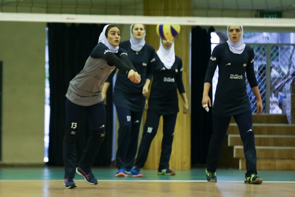 މާލެ: ޖެނުއަރީ 26، 2017 އޭވީސީ ސެންޓްރަލް ޒޯން އަންހެން ވޮލީ މުބާރާތަށް ތައްޔާރުވުމަށް އިރާން އަންހެން ވޮލީ ޓީމު ކުރިޔަށް ގެންދިޔަ ފަރިތަކުރުންތަކުގެ ތެރެއިން— ފޮޓޯ: މުހައްމަދު ޝަރުހާން/ ރާއްޖެ އެމްވީ