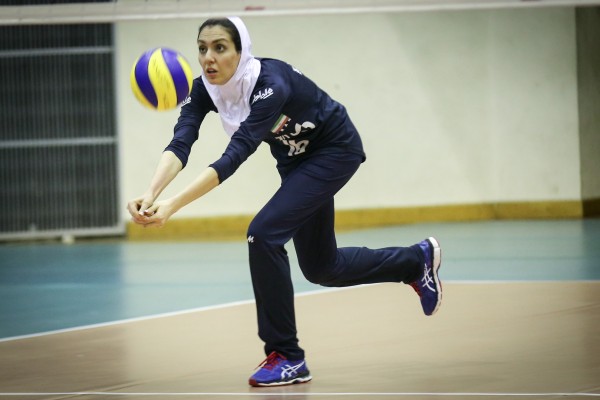 މާލެ: ޖެނުއަރީ 26، 2017 އޭވީސީ ސެންޓްރަލް ޒޯން އަންހެން ވޮލީ މުބާރާތަށް ތައްޔާރުވުމަށް އިރާން އަންހެން ވޮލީ ޓީމު ކުރިޔަށް ގެންދިޔަ ފަރިތަކުރުންތަކުގެ ތެރެއިން— ފޮޓޯ: މުހައްމަދު ޝަރުހާން/ ރާއްޖެ އެމްވީ