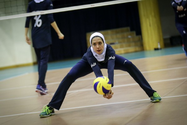 މާލެ: ޖެނުއަރީ 26، 2017 އޭވީސީ ސެންޓްރަލް ޒޯން އަންހެން ވޮލީ މުބާރާތަށް ތައްޔާރުވުމަށް އިރާން އަންހެން ވޮލީ ޓީމު ކުރިޔަށް ގެންދިޔަ ފަރިތަކުރުންތަކުގެ ތެރެއިން— ފޮޓޯ: މުހައްމަދު ޝަރުހާން/ ރާއްޖެ އެމްވީ