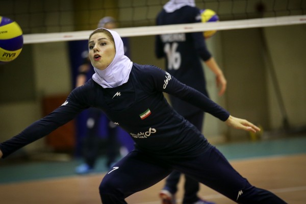 މާލެ: ޖެނުއަރީ 26، 2017 އޭވީސީ ސެންޓްރަލް ޒޯން އަންހެން ވޮލީ މުބާރާތަށް ތައްޔާރުވުމަށް އިރާން އަންހެން ވޮލީ ޓީމު ކުރިޔަށް ގެންދިޔަ ފަރިތަކުރުންތަކުގެ ތެރެއިން— ފޮޓޯ: މުހައްމަދު ޝަރުހާން/ ރާއްޖެ އެމްވީ