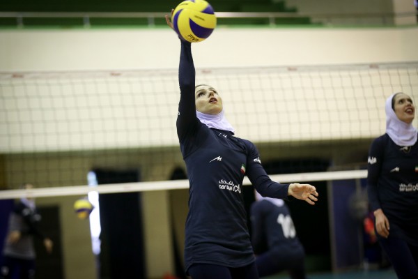 މާލެ: ޖެނުއަރީ 26، 2017 އޭވީސީ ސެންޓްރަލް ޒޯން އަންހެން ވޮލީ މުބާރާތަށް ތައްޔާރުވުމަށް އިރާން އަންހެން ވޮލީ ޓީމު ކުރިޔަށް ގެންދިޔަ ފަރިތަކުރުންތަކުގެ ތެރެއިން— ފޮޓޯ: މުހައްމަދު ޝަރުހާން/ ރާއްޖެ އެމްވީ