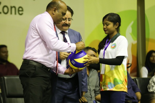 މާލެ، ޖެނުއަރީ 27، 2017. އޭވީސީ ސެންޓްރަލް ޒޯން އަންހެން ވޮލީ ބޯލް މުބާރާތުގެ ކޮލިފިކޭޝަންގައި  އޭޝިއާ ޒޯންގައި ރާއްޖެ އަދި ނޭޕާލް ކުޅުނު މެޗުގެ. މިމެޗް ސީދާ ތިންސެޓް އިން ނޭޕާލް ވަނީ ކާމިޔާބު ކޮއްފައ