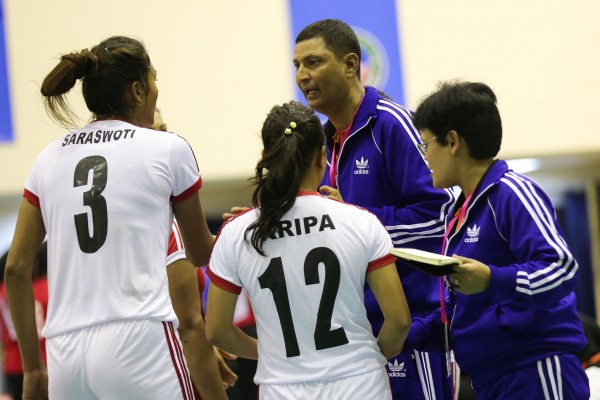 މާލެ، ޖެނުއަރީ 27، 2017. އޭވީސީ ސެންޓްރަލް ޒޯން އަންހެން ވޮލީ ބޯލް މުބާރާތުގެ ކޮލިފިކޭޝަންގައި  އޭޝިއާ ޒޯންގައި ރާއްޖެ އަދި ނޭޕާލް ކުޅުނު މެޗުގެ. މިމެޗް ސީދާ ތިންސެޓް އިން ނޭޕާލް ވަނީ ކާމިޔާބު ކޮއްފައ