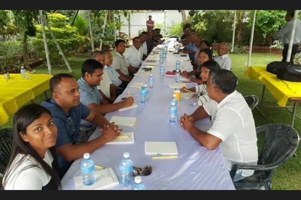 ލަންކާ: ޖެނުއަރީ 30، 2017. ރައީސް ނަޝީދު ލަންކާ އަށް ވަޑައިގެން އެމްޑީޕީގެ އިސްބޭފުޅުންނާއިއެކު ބާއްވާ ބައްދަލުވުމުގެ ތެރެއިން .-- ފޮޓޯ: މުހައްމަދު ޝަރުހާން/ ރާއްޖެ އެމްވީ