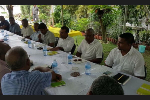 ލަންކާ: ޖެނުއަރީ 30، 2017. ރައީސް ނަޝީދު ލަންކާ އަށް ވަޑައިގެން އެމްޑީޕީގެ އިސްބޭފުޅުންނާއިއެކު ބާއްވާ ބައްދަލުވުމުގެ ތެރެއިން .-- ފޮޓޯ: މުހައްމަދު ޝަރުހާން/ ރާއްޖެ އެމްވީ