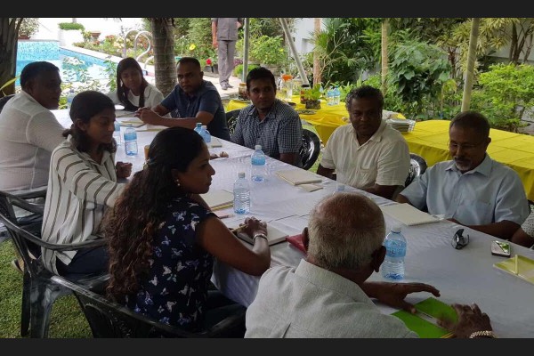 ލަންކާ: ޖެނުއަރީ 30، 2017. ރައީސް ނަޝީދު ލަންކާ އަށް ވަޑައިގެން އެމްޑީޕީގެ އިސްބޭފުޅުންނާއިއެކު ބާއްވާ ބައްދަލުވުމުގެ ތެރެއިން .-- ފޮޓޯ: މުހައްމަދު ޝަރުހާން/ ރާއްޖެ އެމްވީ