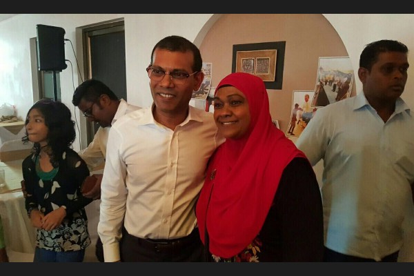 އައްޑޫ ސިޓީ ހިތަދޫ: ފެބްރުއަރީ 01، 2017:ރައީސް ނަޝީދު ލަންކާގައި ދިރިއުޅޭ ދިވެހިންނާ ބައްދަލުކުރެއްވުން .— ފޮޓޯ: ރާއްޖެ އެމްވީ