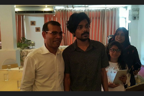 އައްޑޫ ސިޓީ ހިތަދޫ: ފެބްރުއަރީ 01، 2017:ރައީސް ނަޝީދު ލަންކާގައި ދިރިއުޅޭ ދިވެހިންނާ ބައްދަލުކުރެއްވުން .— ފޮޓޯ: ރާއްޖެ އެމްވީއައްޑޫ ސިޓީ ހިތަދޫ: ފެބްރުއަރީ 01، 2017:ރައީސް ނަޝީދު ލަންކާގައި ދިރިއުޅޭ 