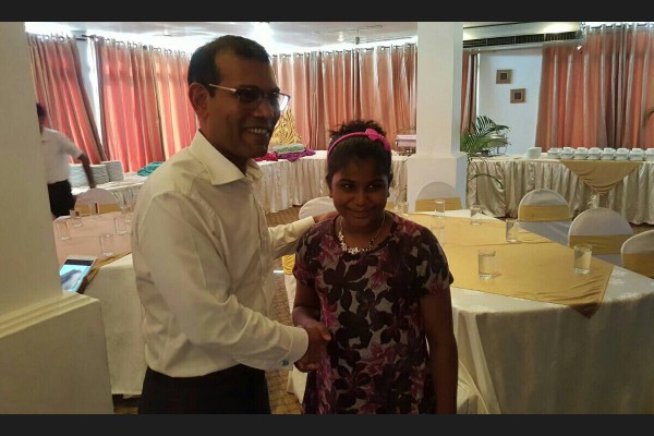 އައްޑޫ ސިޓީ ހިތަދޫ: ފެބްރުއަރީ 01، 2017:ރައީސް ނަޝީދު ލަންކާގައި ދިރިއުޅޭ ދިވެހިންނާ ބައްދަލުކުރެއްވުން .— ފޮޓޯ: ރާއްޖެ އެމްވީ