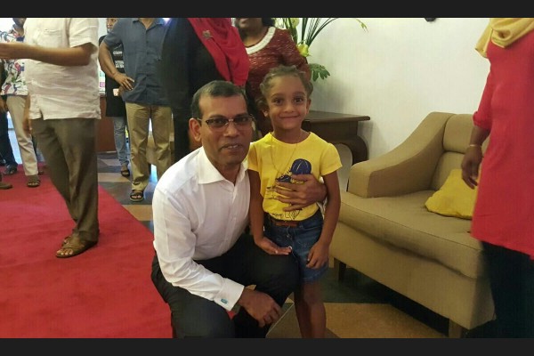 އައްޑޫ ސިޓީ ހިތަދޫ: ފެބްރުއަރީ 01، 2017:ރައީސް ނަޝީދު ލަންކާގައި ދިރިއުޅޭ ދިވެހިންނާ ބައްދަލުކުރެއްވުން .— ފޮޓޯ: ރާއްޖެ އެމްވީ