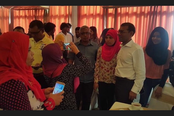 އައްޑޫ ސިޓީ ހިތަދޫ: ފެބްރުއަރީ 01، 2017:ރައީސް ނަޝީދު ލަންކާގައި ދިރިއުޅޭ ދިވެހިންނާ ބައްދަލުކުރެއްވުން .— ފޮޓޯ: ރާއްޖެ އެމްވީ