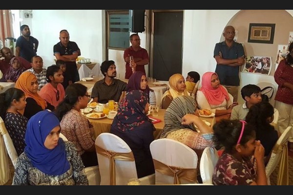 އައްޑޫ ސިޓީ ހިތަދޫ: ފެބްރުއަރީ 01، 2017:ރައީސް ނަޝީދު ލަންކާގައި ދިރިއުޅޭ ދިވެހިންނާ ބައްދަލުކުރެއްވުން .— ފޮޓޯ: ރާއްޖެ އެމްވީ