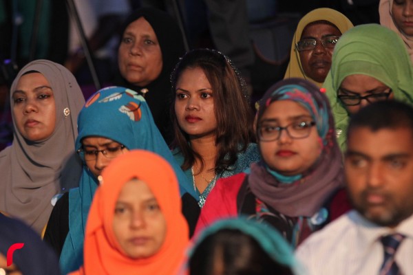 އައްޑޫ ސިޓީ ހިތަދޫ: ފެބްރުއަރީ 03، 2017:އައްޑޫ އެވޯޑް 2016 ޖަލްސާ ޝަރަފުއްދީން ސްކޫލްގައި ކުރިއަށްދަނީ.މި އެވޯޑް ހަފްލާގައި ވަނީ އެކި ރޮނގި ތަކުން 126 އެވޯޑެއް ދެވިފައި—ފޮޓޯ: މުހައްމަދު ޝަރުހާން/ ރާއް