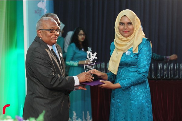 އައްޑޫ ސިޓީ ހިތަދޫ: ފެބްރުއަރީ 03، 2017:އައްޑޫ އެވޯޑް 2016 ޖަލްސާ ޝަރަފުއްދީން ސްކޫލްގައި ކުރިއަށްދަނީ.މި އެވޯޑް ހަފްލާގައި ވަނީ އެކި ރޮނގި ތަކުން 126 އެވޯޑެއް ދެވިފައި—ފޮޓޯ: މުހައްމަދު ޝަރުހާން/ ރާއް