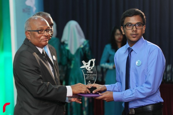 އައްޑޫ ސިޓީ ހިތަދޫ: ފެބްރުއަރީ 03، 2017:އައްޑޫ އެވޯޑް 2016 ޖަލްސާ ޝަރަފުއްދީން ސްކޫލްގައި ކުރިއަށްދަނީ.މި އެވޯޑް ހަފްލާގައި ވަނީ އެކި ރޮނގި ތަކުން 126 އެވޯޑެއް ދެވިފައި—ފޮޓޯ: މުހައްމަދު ޝަރުހާން/ ރާއް