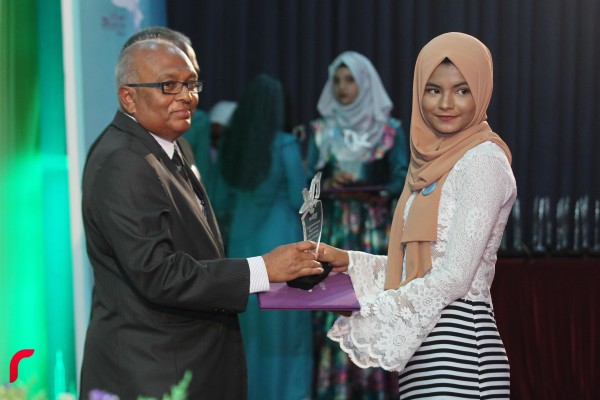 އައްޑޫ ސިޓީ ހިތަދޫ: ފެބްރުއަރީ 03، 2017:އައްޑޫ އެވޯޑް 2016 ޖަލްސާ ޝަރަފުއްދީން ސްކޫލްގައި ކުރިއަށްދަނީ.މި އެވޯޑް ހަފްލާގައި ވަނީ އެކި ރޮނގި ތަކުން 126 އެވޯޑެއް ދެވިފައި—ފޮޓޯ: މުހައްމަދު ޝަރުހާން/ ރާއް