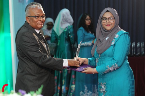 އައްޑޫ ސިޓީ ހިތަދޫ: ފެބްރުއަރީ 03، 2017:އައްޑޫ އެވޯޑް 2016 ޖަލްސާ ޝަރަފުއްދީން ސްކޫލްގައި ކުރިއަށްދަނީ.މި އެވޯޑް ހަފްލާގައި ވަނީ އެކި ރޮނގި ތަކުން 126 އެވޯޑެއް ދެވިފައި—ފޮޓޯ: މުހައްމަދު ޝަރުހާން/ ރާއް