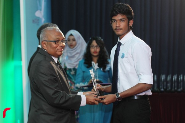 އައްޑޫ ސިޓީ ހިތަދޫ: ފެބްރުއަރީ 03، 2017:އައްޑޫ އެވޯޑް 2016 ޖަލްސާ ޝަރަފުއްދީން ސްކޫލްގައި ކުރިއަށްދަނީ.މި އެވޯޑް ހަފްލާގައި ވަނީ އެކި ރޮނގި ތަކުން 126 އެވޯޑެއް ދެވިފައި—ފޮޓޯ: މުހައްމަދު ޝަރުހާން/ ރާއް