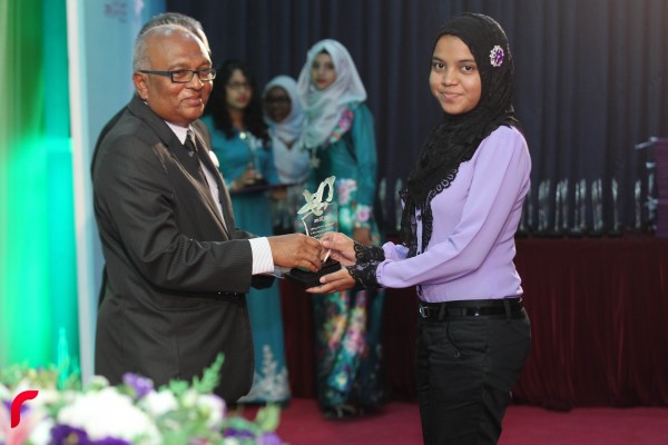 އައްޑޫ ސިޓީ ހިތަދޫ: ފެބްރުއަރީ 03، 2017:އައްޑޫ އެވޯޑް 2016 ޖަލްސާ ޝަރަފުއްދީން ސްކޫލްގައި ކުރިއަށްދަނީ.މި އެވޯޑް ހަފްލާގައި ވަނީ އެކި ރޮނގި ތަކުން 126 އެވޯޑެއް ދެވިފައި—ފޮޓޯ: މުހައްމަދު ޝަރުހާން/ ރާއް